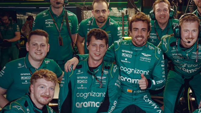 Matt Wattson, Fernando Alonso y el resto de mecánicos de Aston Martin. (X)