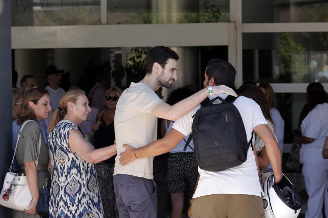 Aficionados se interesaban por Sergio Rico cuando abandonó el hospital (Cordon Press)