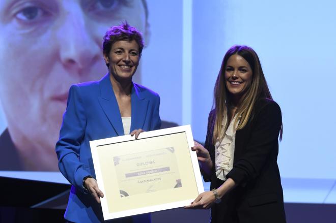 Elisa Aguilar recibe el premio en la I Gala Desmarcadas de María Jesús Tejedor, directora general