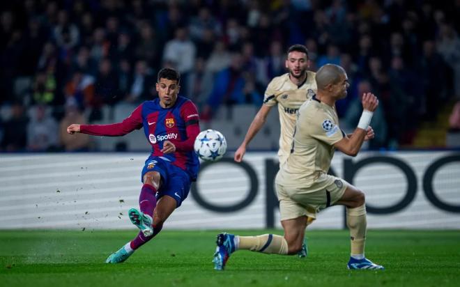 João Cancelo golpea para marcar el empate en el Barcelona-Oporto. (Foto: FCB).