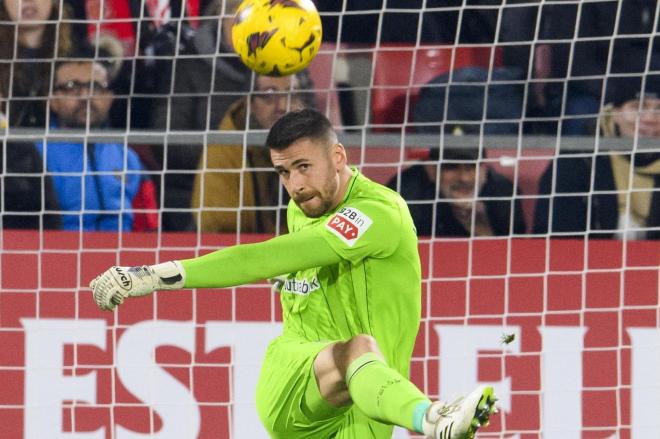 Golpeo de Unai Simón ante el Girona en Montilivi (Foto: Athletic Club).