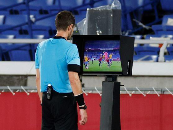 Un árbitro comprueba en el VAR un posible penalti. (Foto: EFE).