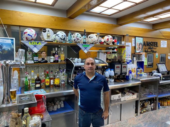 Javier, el gerente del Restaurante El Palco.