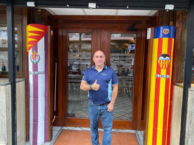 Javier, el gerente del Restaurante El Palco.