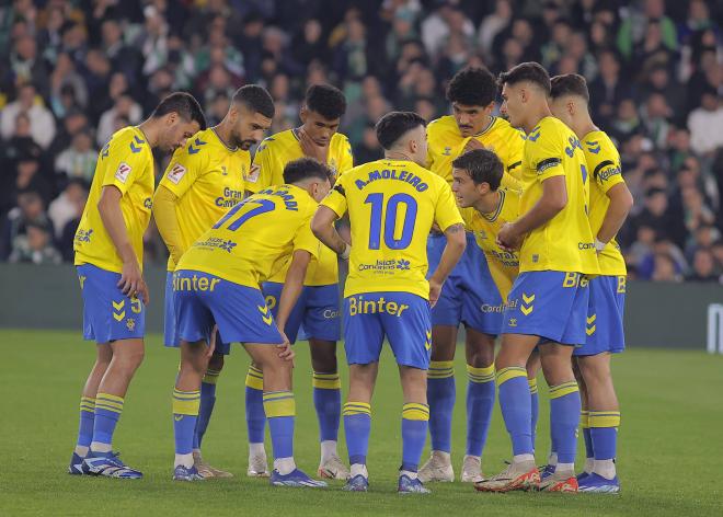 Los jugadores del UD Las Palmas durante un partido de LaLiga EA SPORTS; este miércoles visitan al Athletic Club en San Mamés (Foto: Cordon Press).