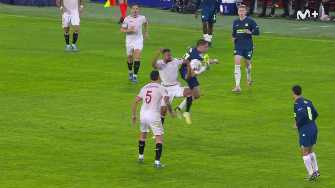 El Sevilla jugando la Champions League contra el PSV durante la temporada pasada en el Ramón Sánchez-Pizjuán.