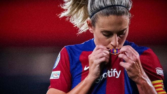 Alexia Putellas besando el escudo del Barça