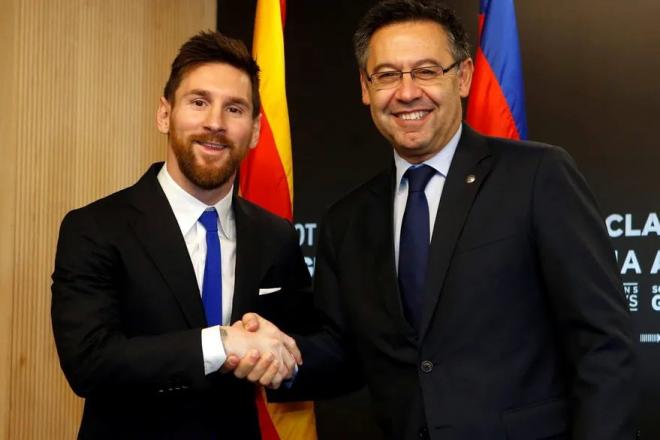 Leo Messi junto al ex presidente del Barcelona, Josep María Bartomeu.