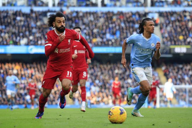 Mohamed Salah enfrentándose al Manchester City en la Premier League.
