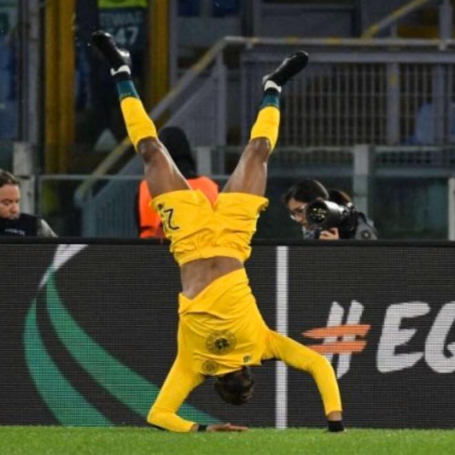 Ntcham, recreando la muerte de Mussolini tras marcar un gol a la Lazio. (Fuente: @aitorlagunas)