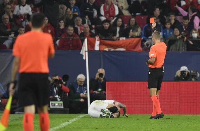 Ocampos, expulsado en el partido ante el PSV (Foto: Kiko Hurtado).