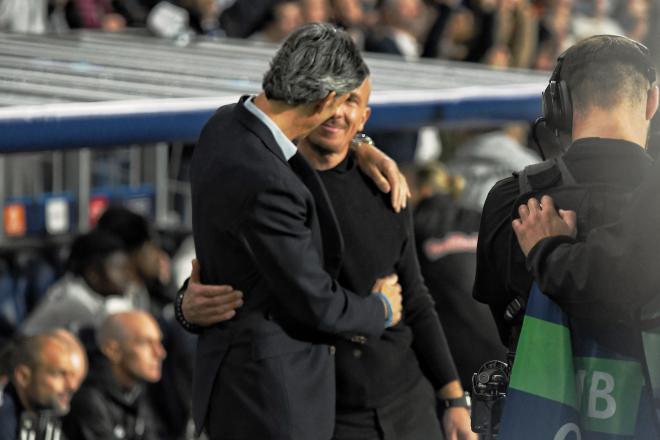 Imanol Alguacil saluda a Gerhard Struber en el Real Sociedad - Salzburgo (Foto: Giovanni Batista).