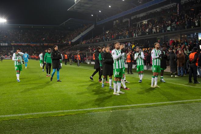 Los futbolistas del Betis saludan a la afición tras el partido (foto: Javi Martín).