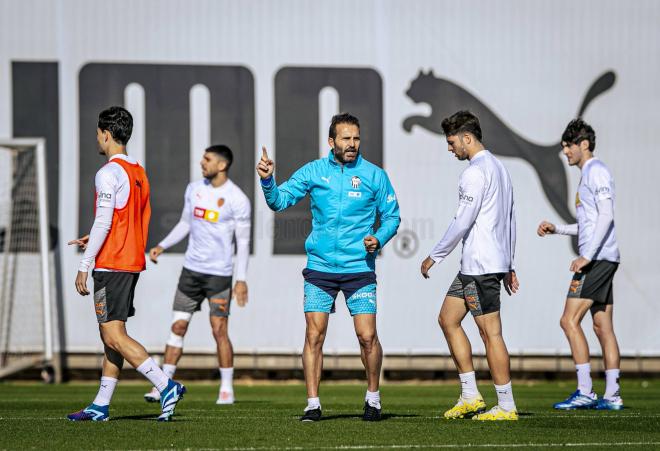 Rubén Baraja habla con Alberto Marí en un entrenamiento (Foto: Valencia CF)