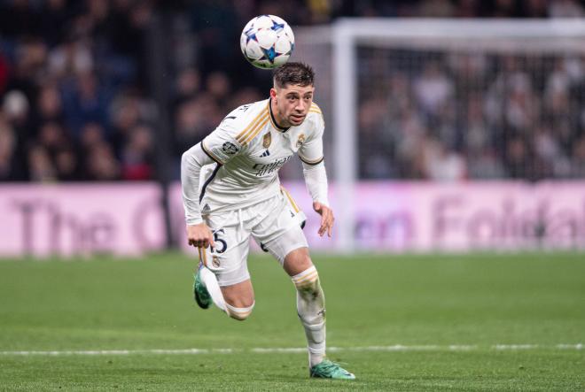 Fede Valverde persigue un balón en el Real Madrid-Nápoles (Foto: Cordon Press).