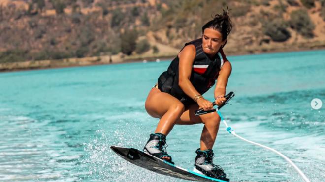 Mariana Rocha haciendo surf (Foto: Perfil Instagram Mariana Rocha)