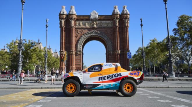 Isidre Esteve, con su coche del Dakar, por Barcelona (Foto: Repsol Toyota Rally Team).
