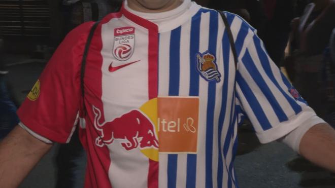 La camiseta de la Real Sociedad y del Salzburgo unidas