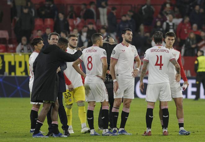 Los jugadores del Sevilla FC, tras la derrota ante el PSV. (Fuente: Cordon Press)