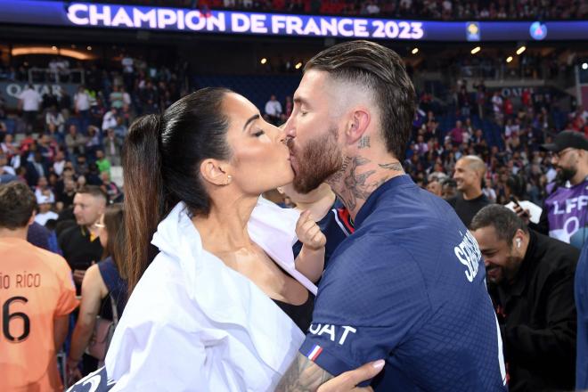 Sergio Ramos y Pilar Rubio fundiéndose en un beso en la etapa en París (Cordon Press)