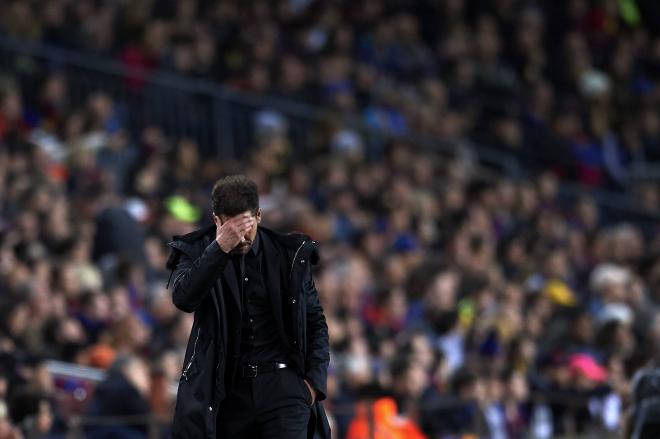 Simeone se lamenta durante un partido de LaLiga entre el FC Barcelona y el Atlético de Madrid. Foto: Cordon Press