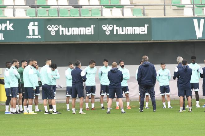 Manuel Pellegrini con sus futbolistas (foto: Kiko Hurtado).