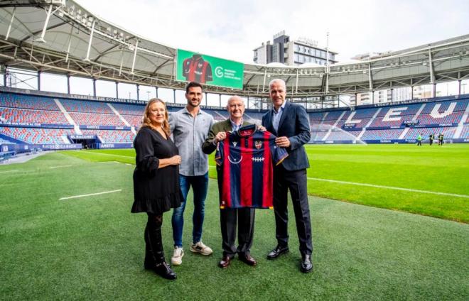 El Levante entrega 5.500 euros a la AECC Valencia.