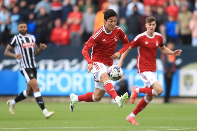 Hwang Ui-jo jugando con el Nottingham Forest (Cordon Press)