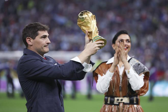 Iker Casillas ofrece la Copa del Mundo conseguida por España en 2010 (Cordon Press)