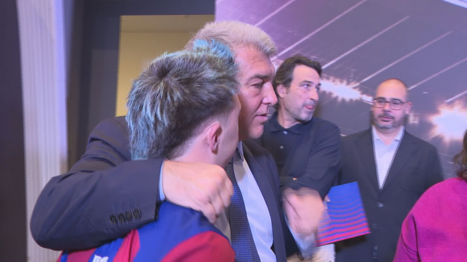Laporta, abrazando y muy cercano con los jugadores de la Fundació Barça Genuine.