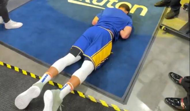 Stephen Curry, después de fallar su famoso tiro desde el túnel de vestuarios (Fuente: @PasionBask