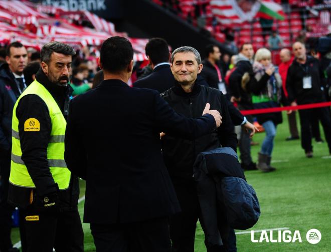 Ernesto Valverde saluda a Francisco antes de golear al Rayo Vallecano en San Mamés (Foto: LaLiga).