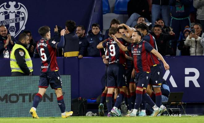El Levante celebra el gol de Pablo Martínez contra el Valladolid. (Foto: LALIGA)