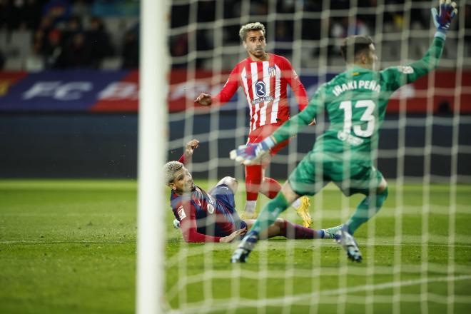 Iñaki Peña ante Griezmann y Ronald Araujo, durante el Barcelona-Atlético. (Foto: Cordon Press).