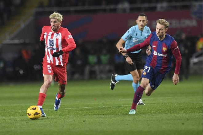 De Jong persigue a De Paul en el Barcelona-Atlético (FOTO: Cordón Press).