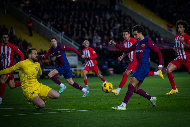 Joâo Félix levanta el balón a Oblak para el primero del Barcelona-Atlético. (Foto: FCB).