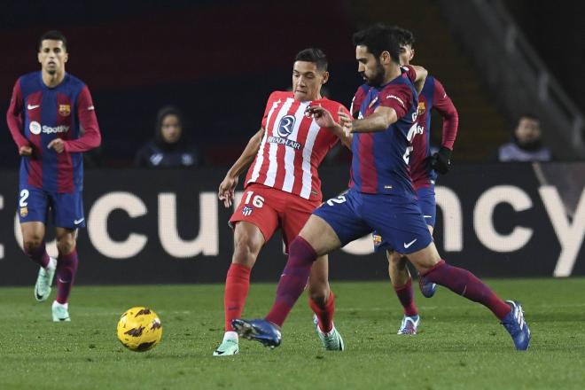 Nahuel Molina y Gündogan, en una jugada del Barcelona-Atlético (FOTO: Cordón Press).