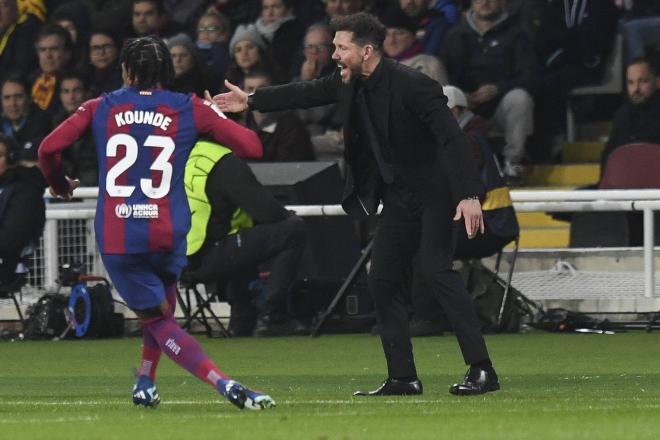 Simeone, ante Koundé en el Barça-Atlético (Foto: Cordon Press).