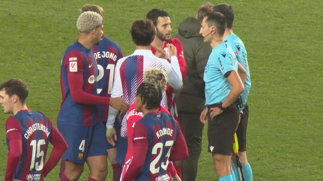 Joao Félix trata de saludar a Mario Hermoso, que está hablando con los árbitros.