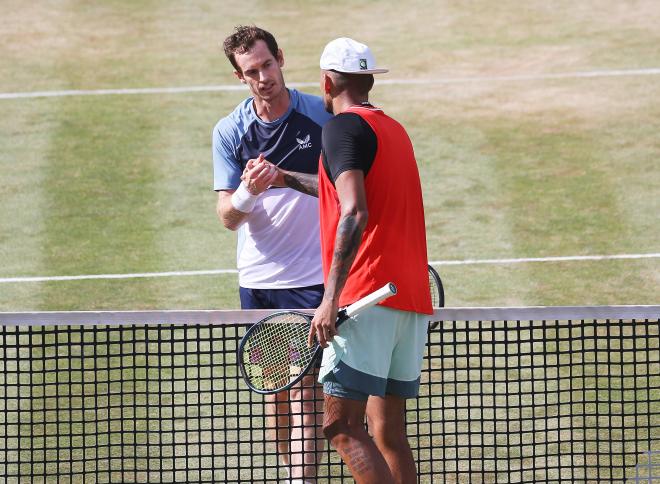 Kyrgios y Murray comparten un saludo en el Tennis Weissenhof Boss Open 2019. Foto: Cordon Press