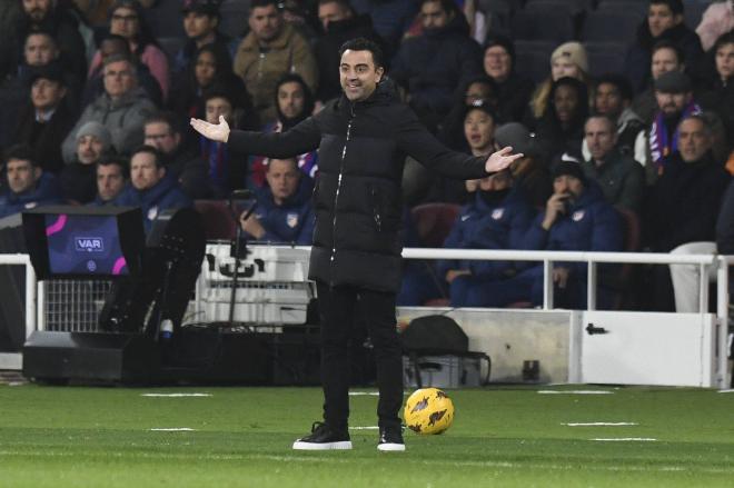 Xavi Hernández da indicaciones durante el Barça-Atleti (Foto: Cordon Press).