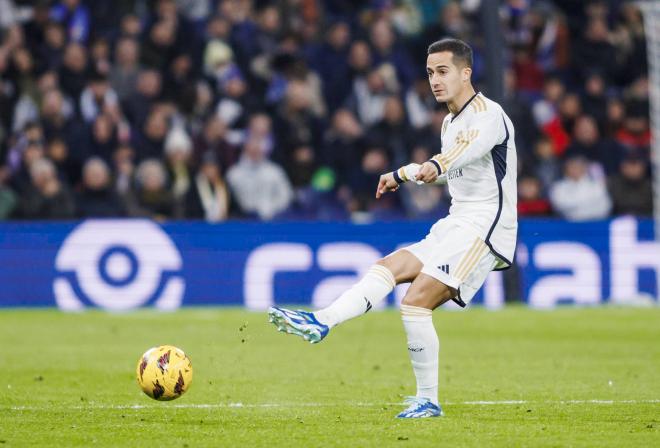 Lucas Vázquez dando un pase en el Real Madrid-Granada (Foto: Cordon Press).