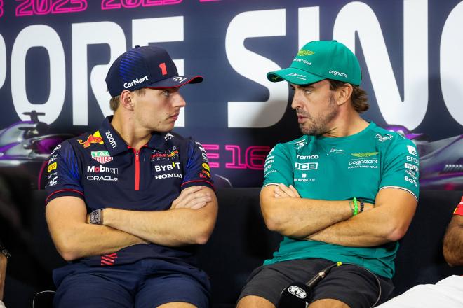 Max Verstappen charla con Fernando Alonso. (Cordon Press)