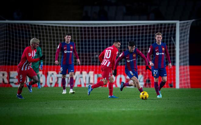 Pedri conduciendo un balón en el Barcelona-Atlético (Foto: FCB).