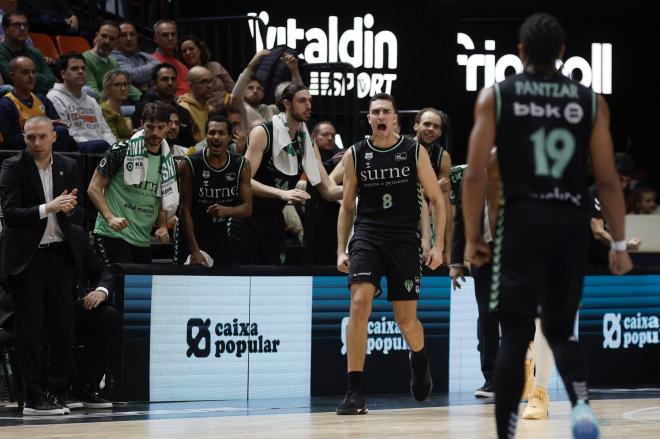 Alex Reyes en la victoria de Bilbao Basket en Valencia (acb Photo / M.A. Polo).