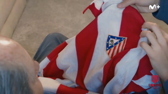 Enrique Collar, con una camiseta del Atlético.