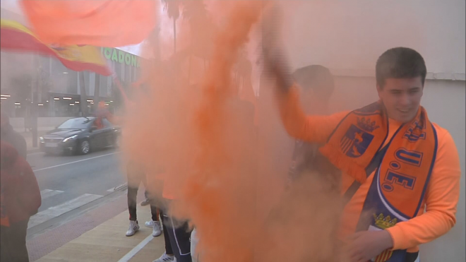 Las bengalas de humo en el recibimiento del Atzeneta antes del partido frente al Getafe