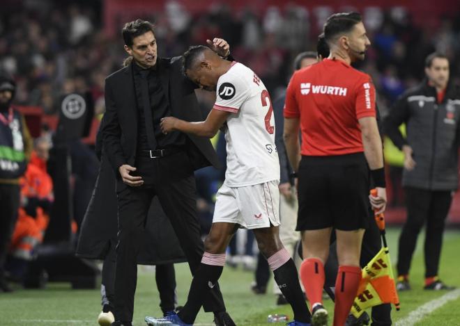 Fernando se retira lesionado del Sevilla-Villarreal (Foto: Kiko Hurtado).