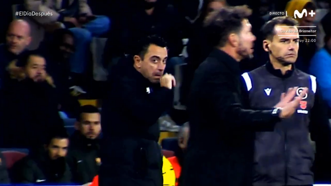 Xavi mira a Simeone mientras el argentino protesta al árbitro.