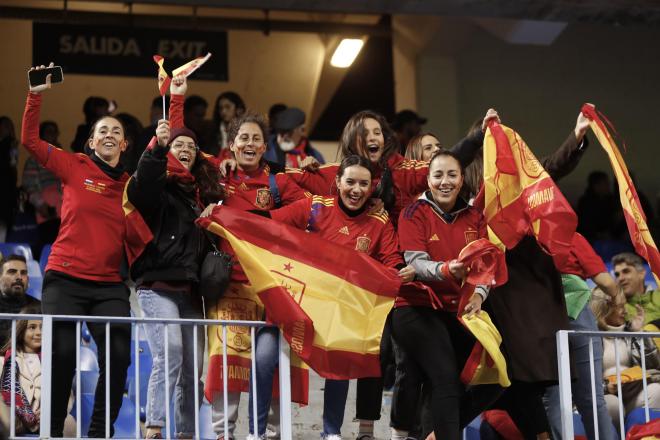 El público disfrutó de un partidazo de la selección española femenina. (EFE/Jorge Zapata)